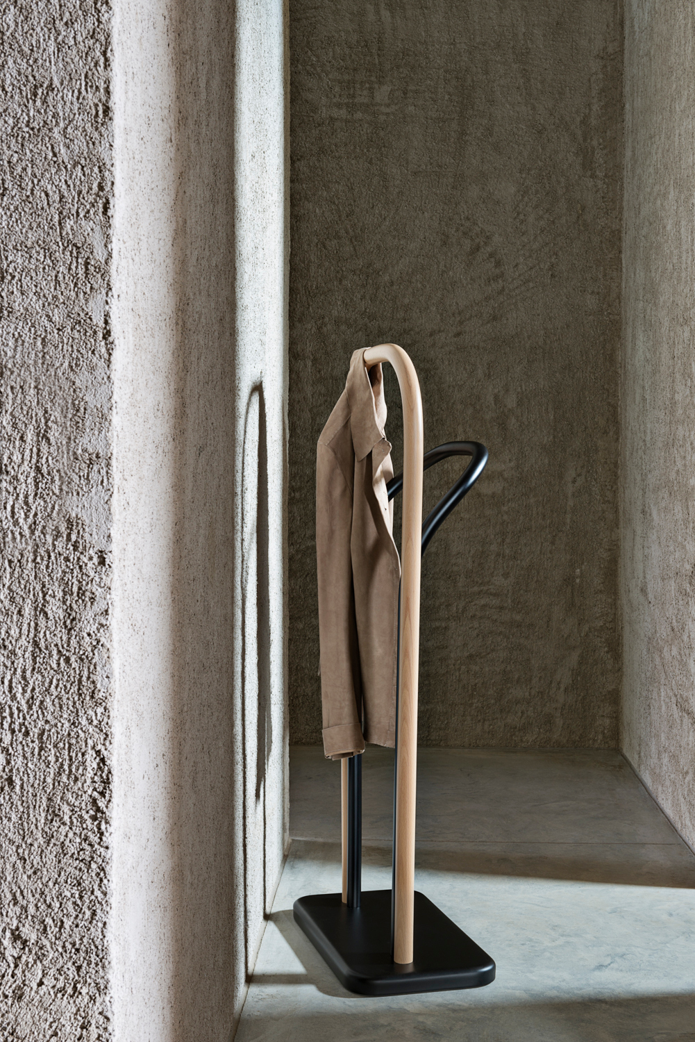 Arch Stummer Diener von Wiener GTV Design mit Jacke, Holz und schwarzem Metall.