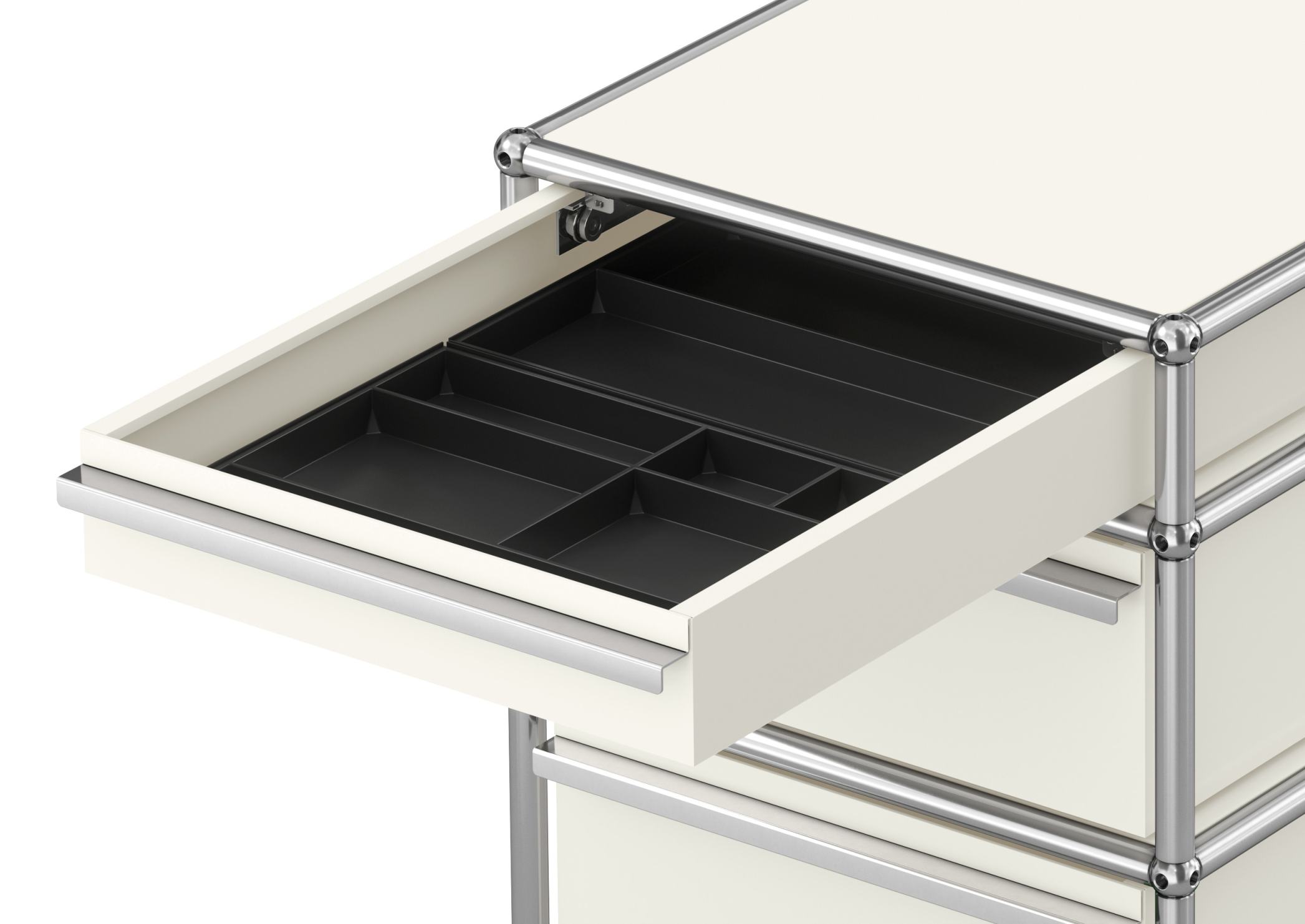Detailaufnahme: Reinweißer USM Haller Rollcontainer mit drei Schubladen, eine Schublade ist geöffnet und zeigt eine schwarze Facheinteilung.