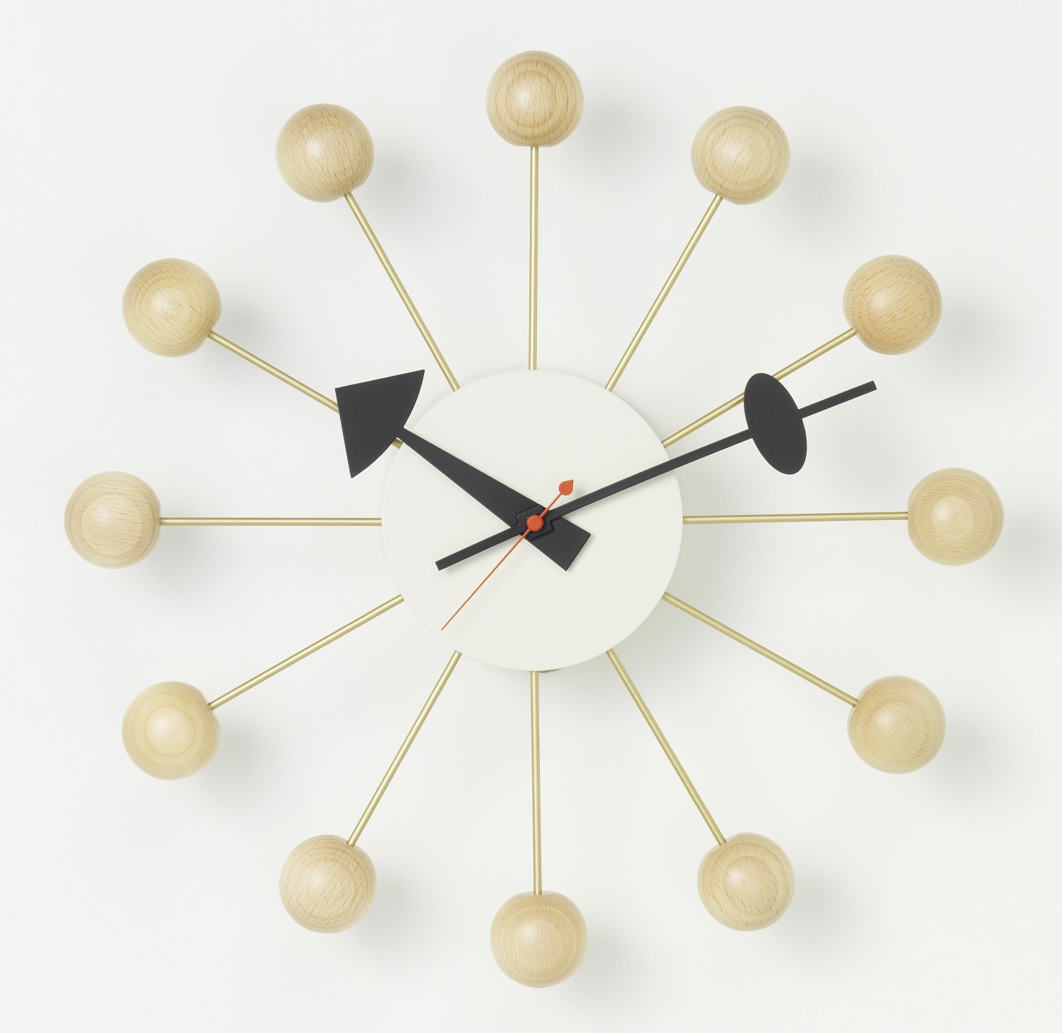 Vitra Ball Clock Wanduhr aus Buchenholz natur mit bunten Kugeln und Zeigern.