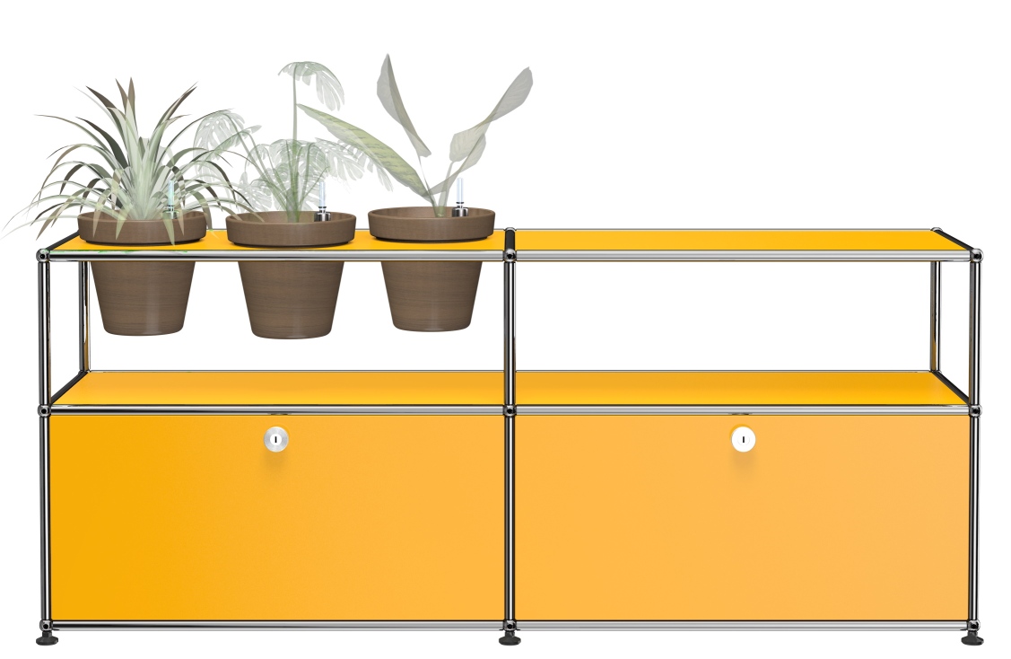 Goldgelbes USM Haller Sideboard mit Pflanzen, modernes Designmöbel für Wohnzimmer und Büro.