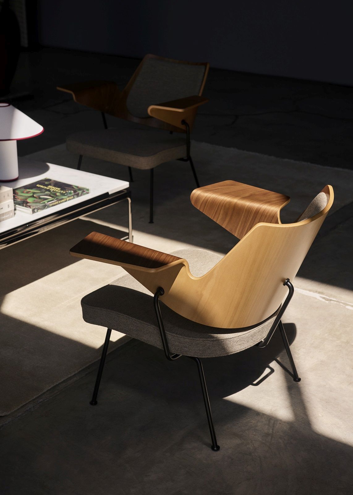 RFH Robin Day Sessel von AndTradition: Holz Lounge Chair mit grauer Polsterung und schwarzen Beinen.