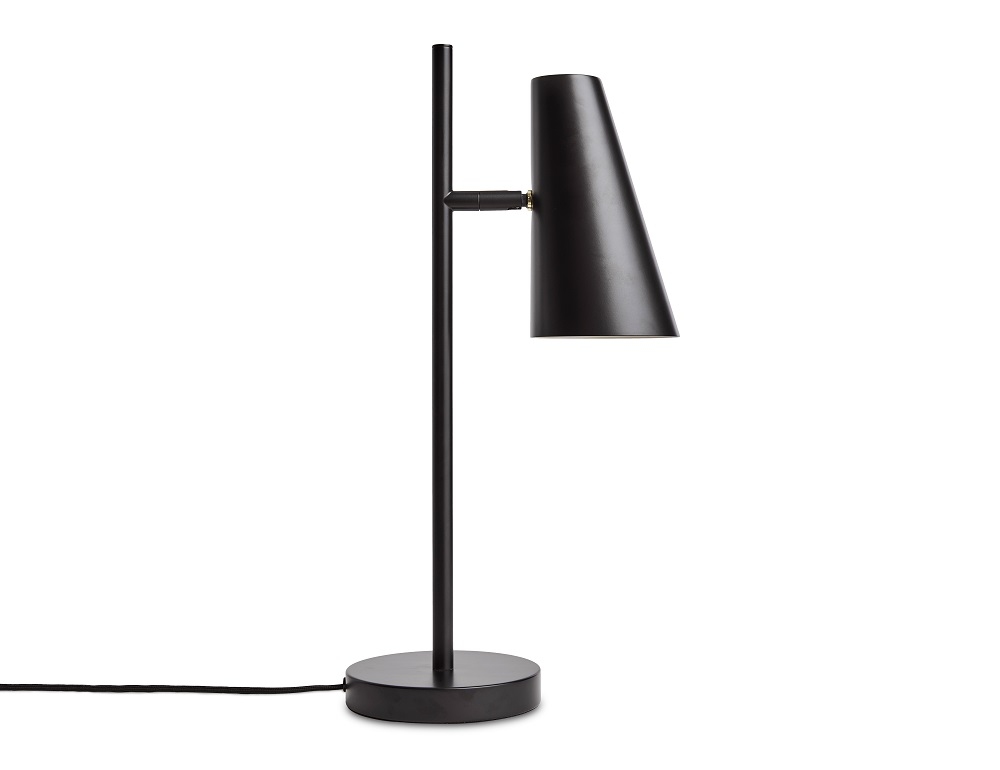 Schwarze Cono Tischleuchte von Woud: Moderne Schreibtischlampe mit konischem Lampenschirm für stilvolle Beleuchtung.