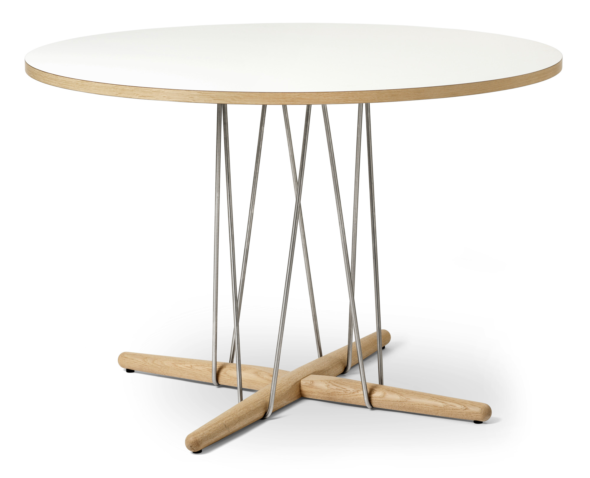 E020 Embrace Tisch von Carl Hansen & Søn: Runder Esstisch mit Eichengestell und weißer Tischplatte.