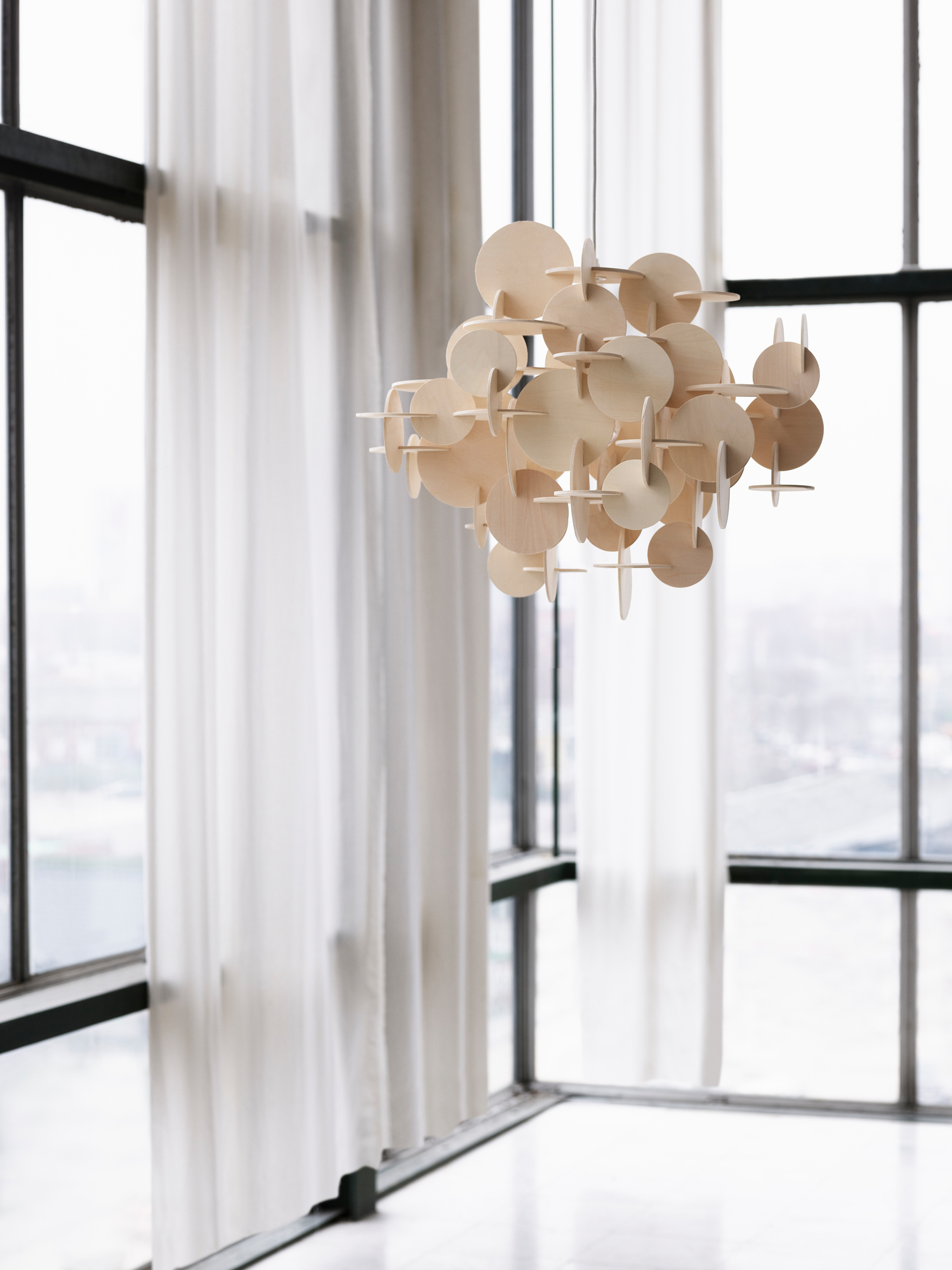 Normann Copenhagen Bau Lamp Natur Pendelleuchte Small aus hellem Holz, modernes Design.