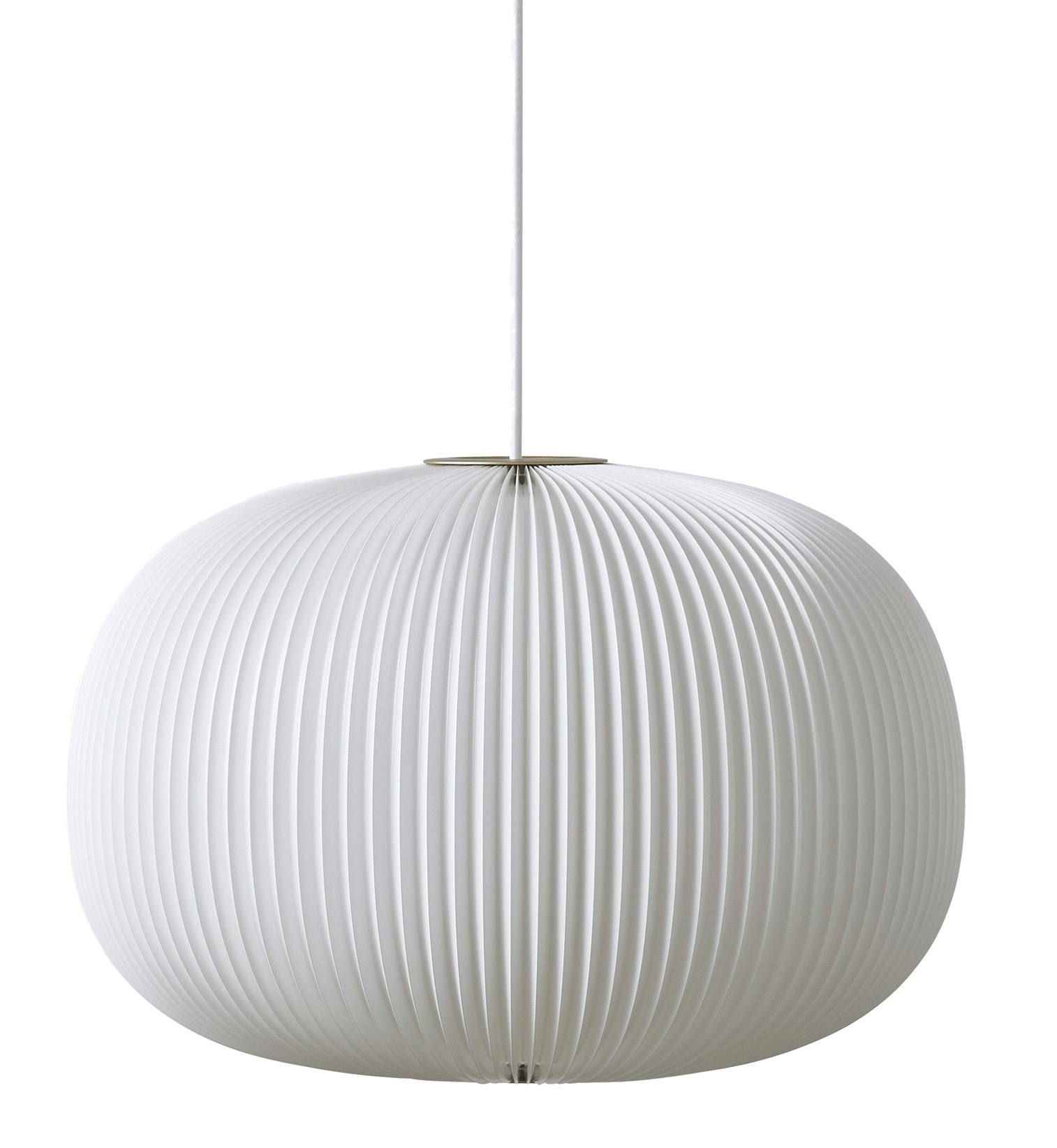 Weiße Lamella Pendelleuchte von Le Klint mit filigraner Faltstruktur und goldenem Ring.