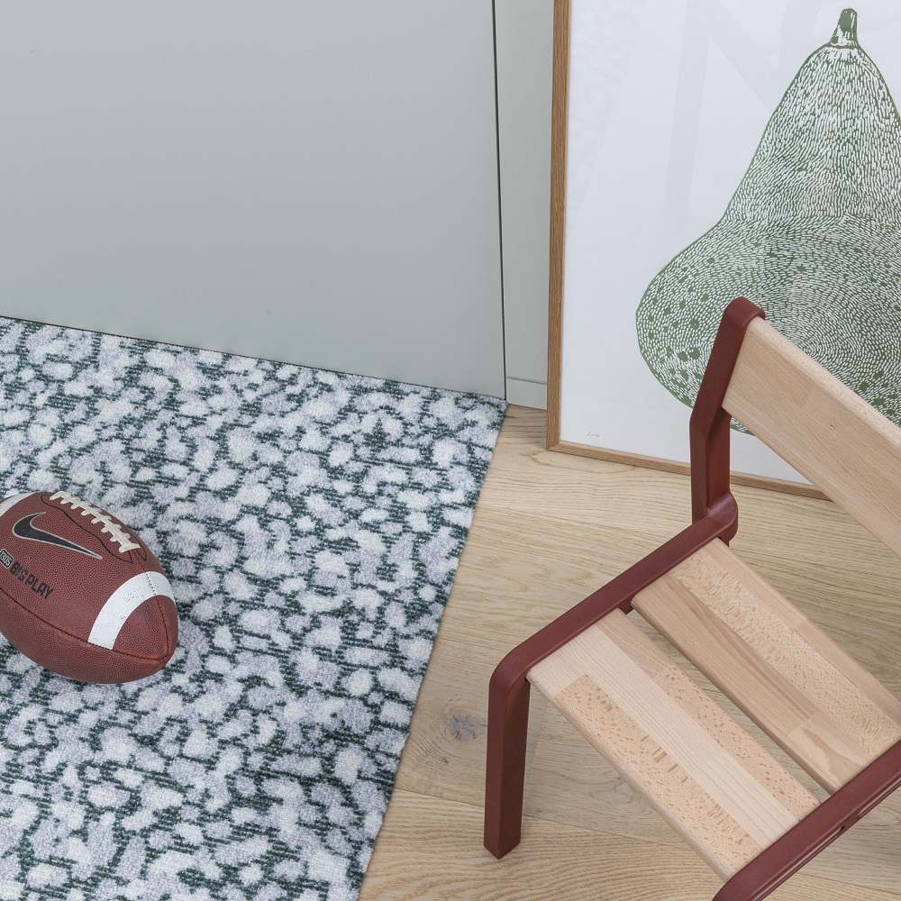 Detailaufnahme der Grain Granite Fußmatte von Heymat mit abstraktem Muster und Football.