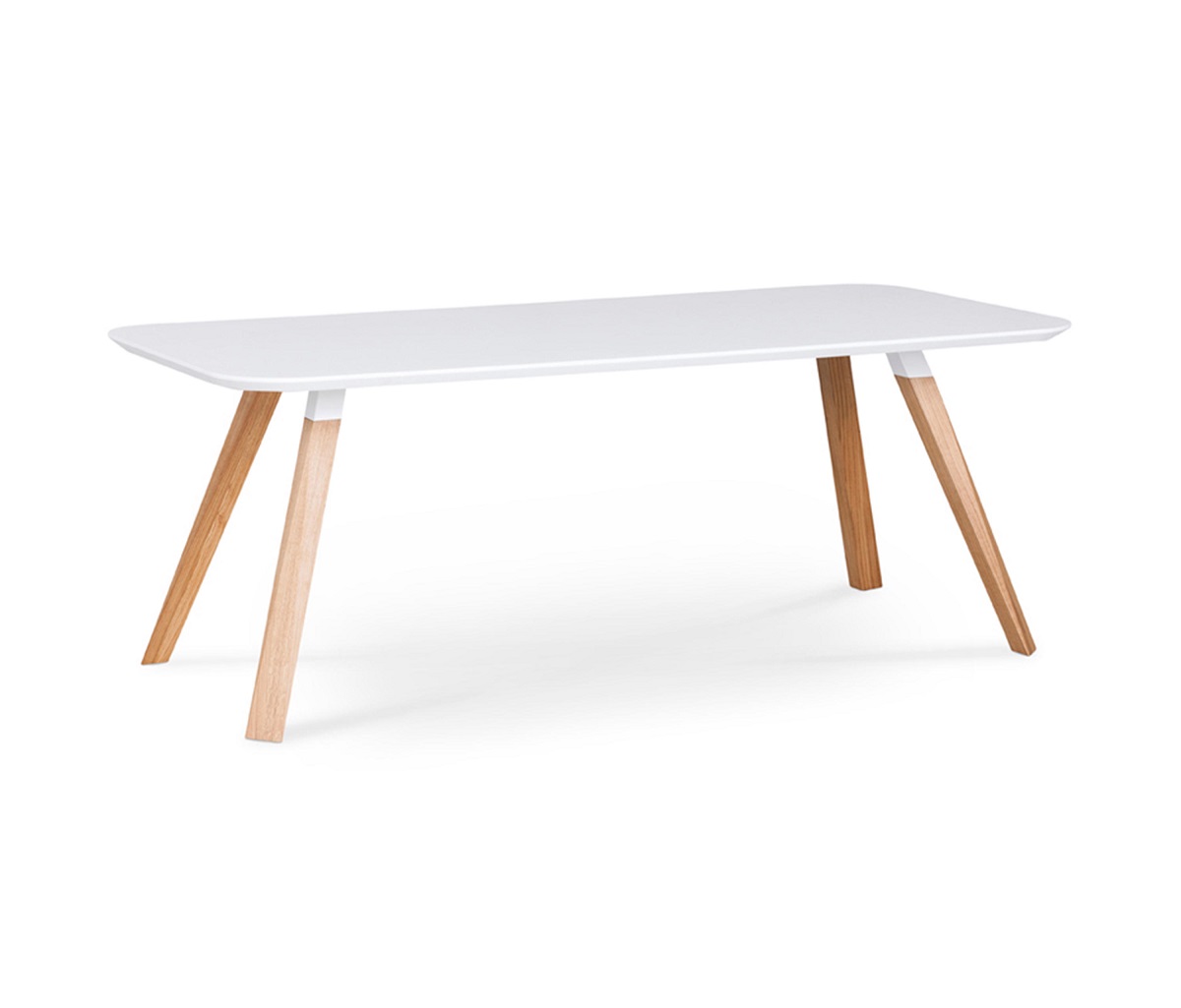 Weißer Oblique Tisch von Prostoria mit schrägen Holzbeinen, ideal als Esstisch oder Schreibtisch.