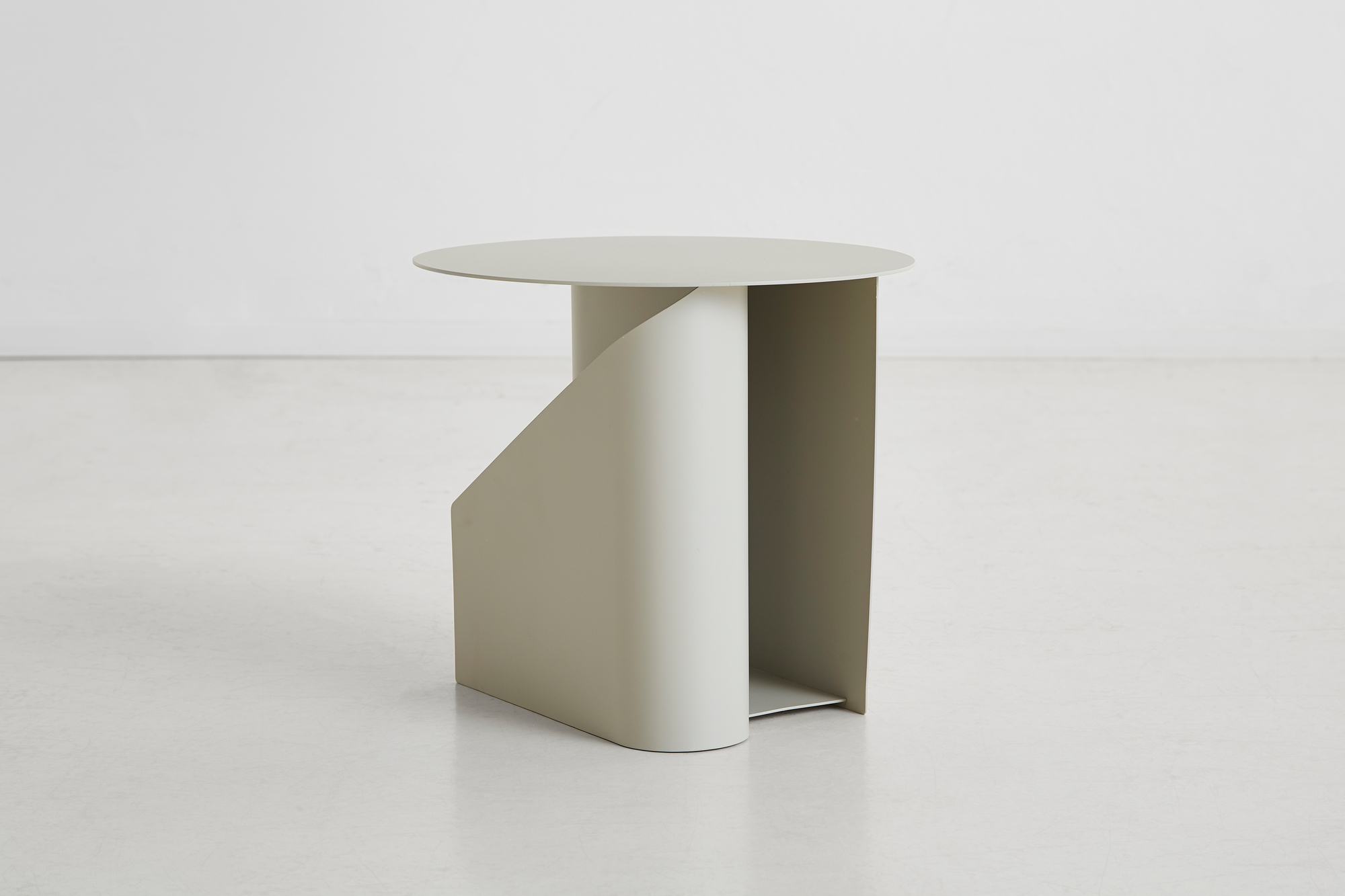 Sentrum Beistelltisch in warmem Grau: Moderner, minimalistischer Akzenttisch für Wohnzimmer und Schlafzimmer.