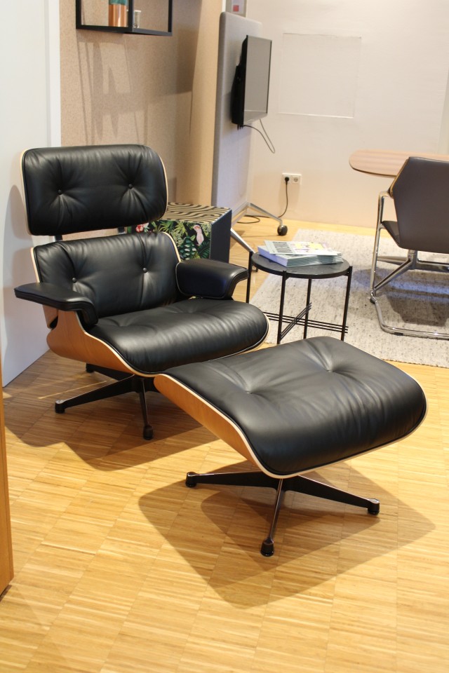 Schwarzer Eames Lounge Chair mit Ottoman Sessel von Vitra, Ausstellungsstück, Ledersessel mit Holzschale.