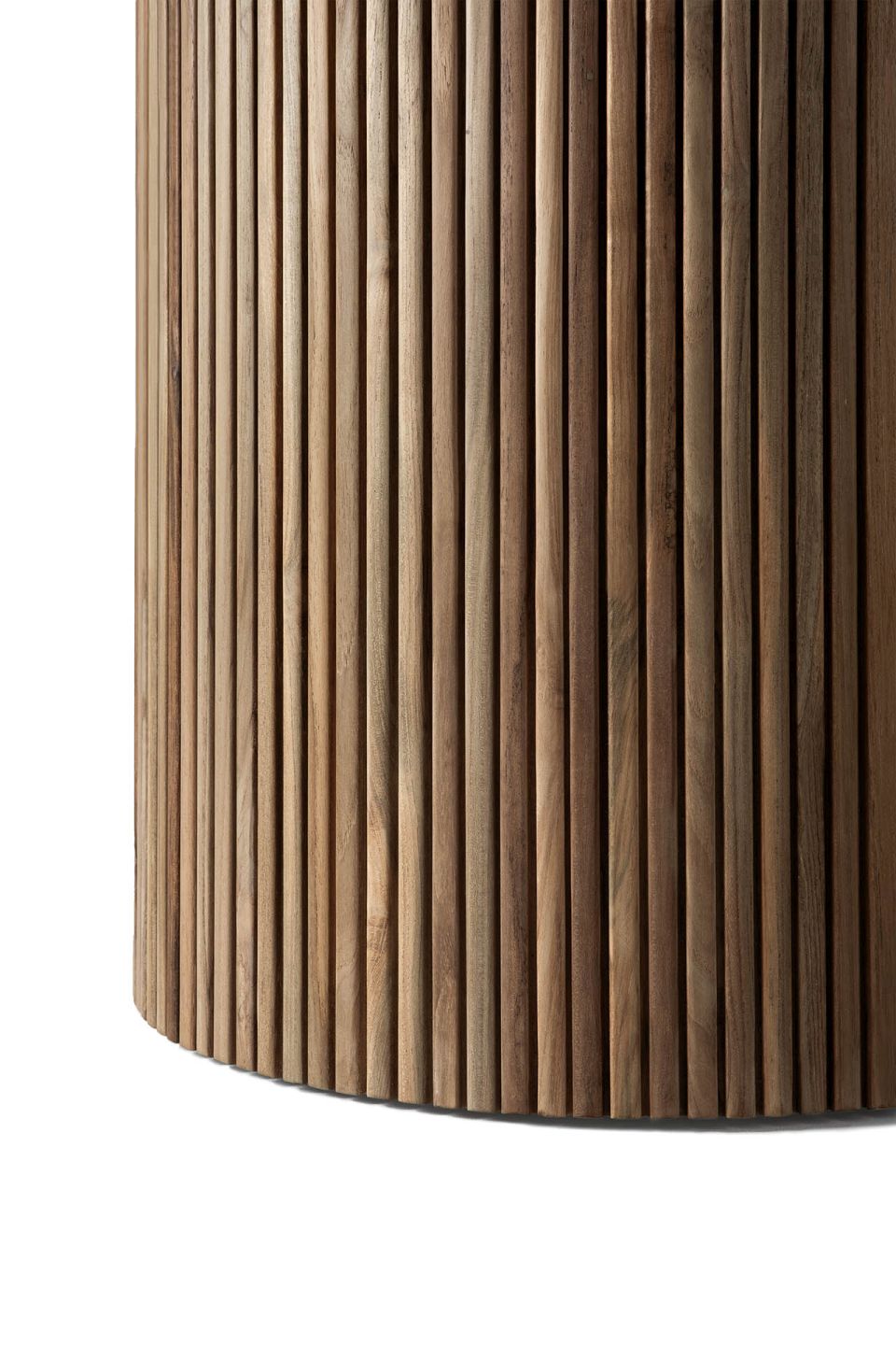 Detailansicht des Ethnicraft Roller Max Esstischs aus massivem Teakholz für den Außenbereich.