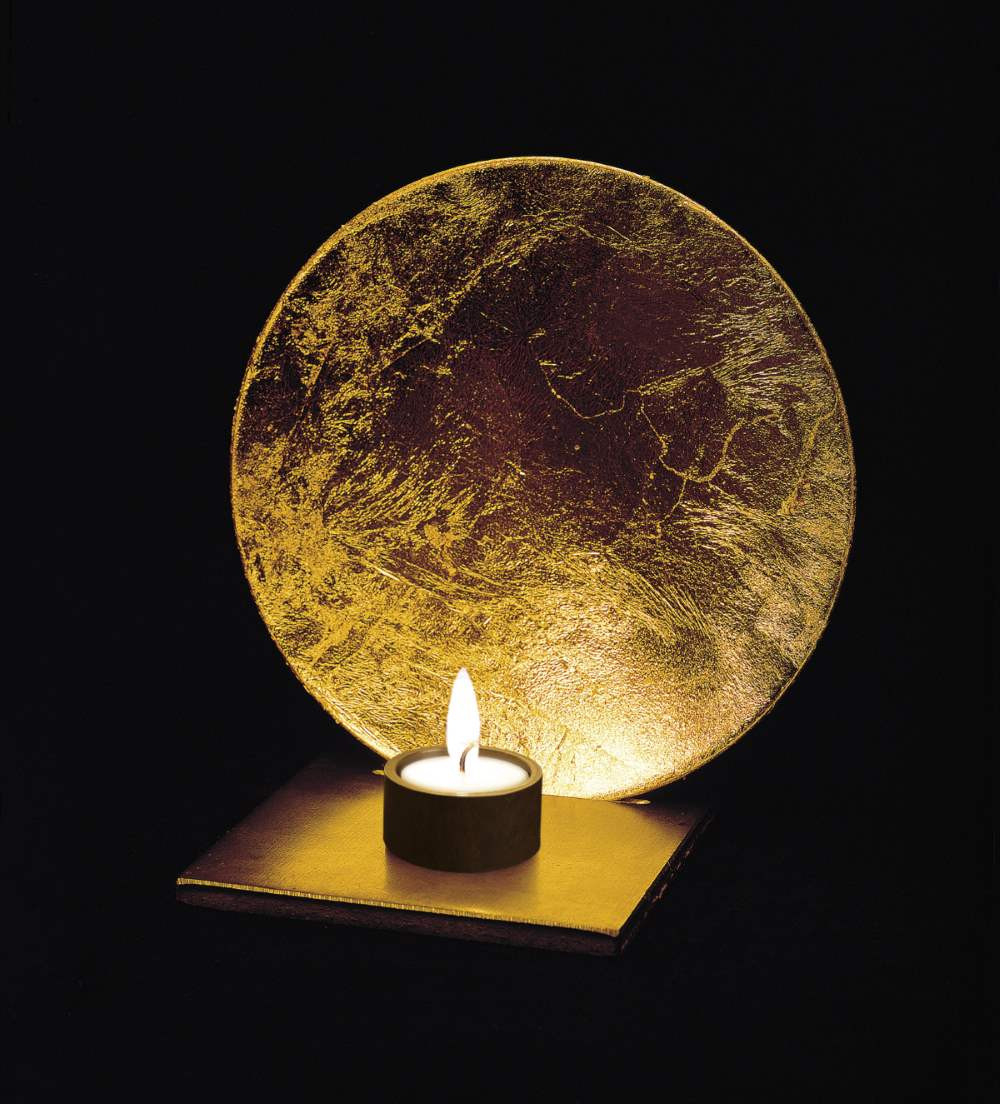 Luna Kerzenhalter von Catellani & Smith: Goldener Kerzenständer mit Teelicht für stimmungsvolle Beleuchtung.