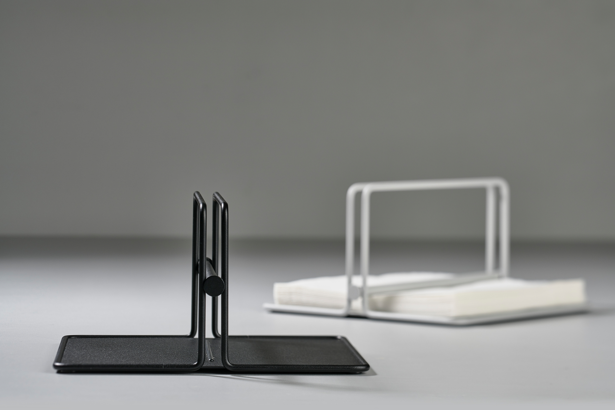 Schwarzer und weißer Serviettenhalter "Singles" von Zone Denmark aus Metall, modernes Tischaccessoire.