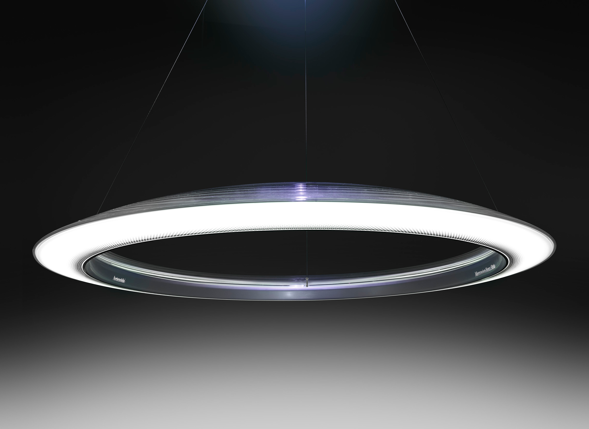 Ameluna Pendelleuchte von Artemide: Ringförmige Hängelampe mit LED-Beleuchtung und Dimmerfunktion für modernes Wohnambiente.