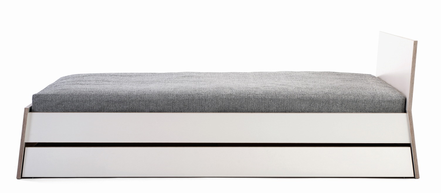 Stockholm Bett von Richard Lampert: Weißes Bettgestell aus Birke Multiplex mit hohem Kopfteil.