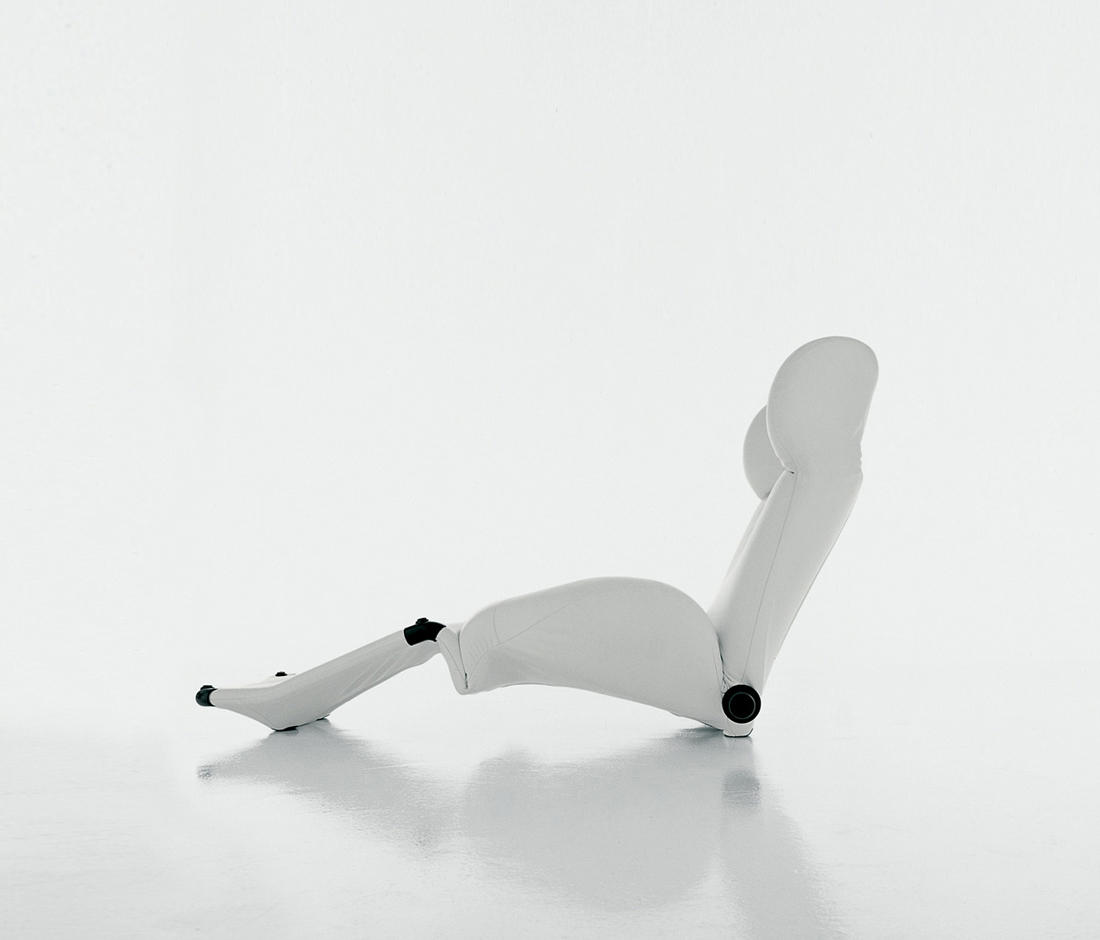 Weißer 111 Wink Sessel von Cassina in Liegeposition, modernes Designmöbel für Wohnzimmer und Lounge.