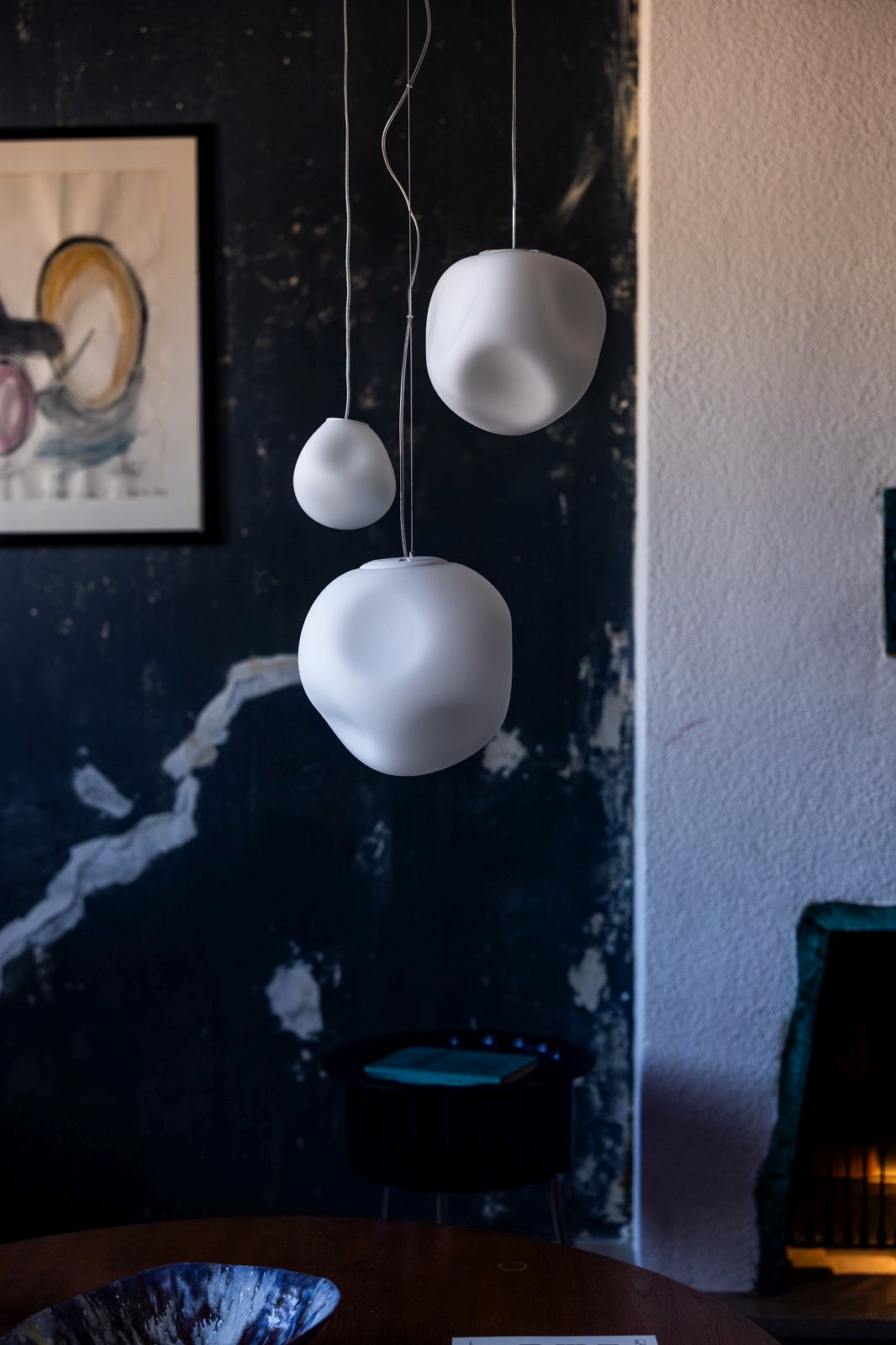 Nahaufnahme der Hoba Pendelleuchte von Foscarini, weiße Hängelampe mit organischen Formen.