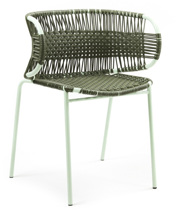 Cielo Armlehnstuhl in Olivegrün und Pastellgrün, ein stapelbarer Outdoor-Stuhl mit geflochtener Sitzfläche.