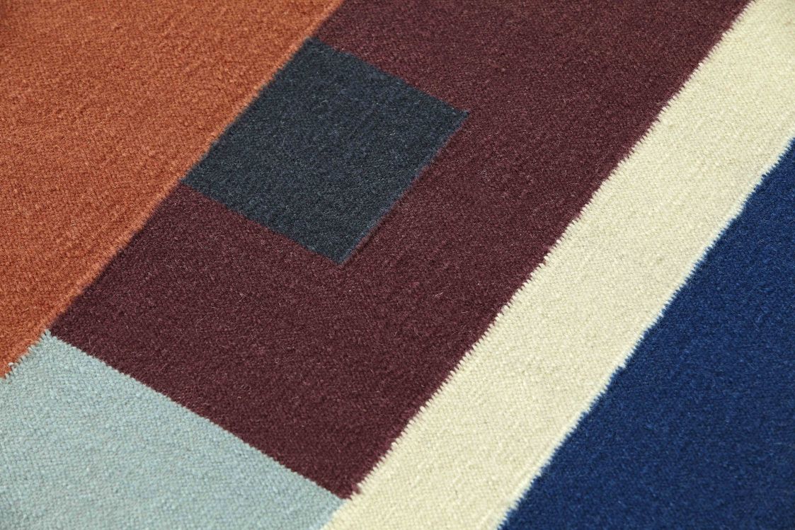 Detailaufnahme des Zoe Sool Teppichs von Gan mit geometrischen Formen in verschiedenen Farben.