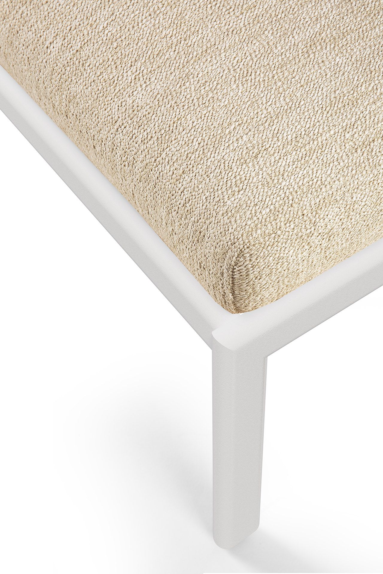 Detailaufnahme des Jack Outdoor Fußhockers von Ethnicraft, Aluminium weiß mit beiger Sitzfläche.