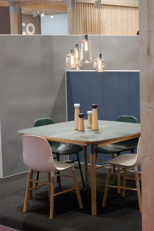 Esstisch mit Form Chairs von Normann Copenhagen in Weiß, Grün und Rosa.