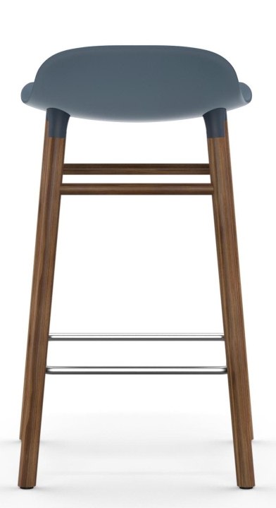 Normann Copenhagen Form Barstool H65: Blauer Barhocker mit Holzbeinen, moderne Sitzmöbel für Küche und Bar.