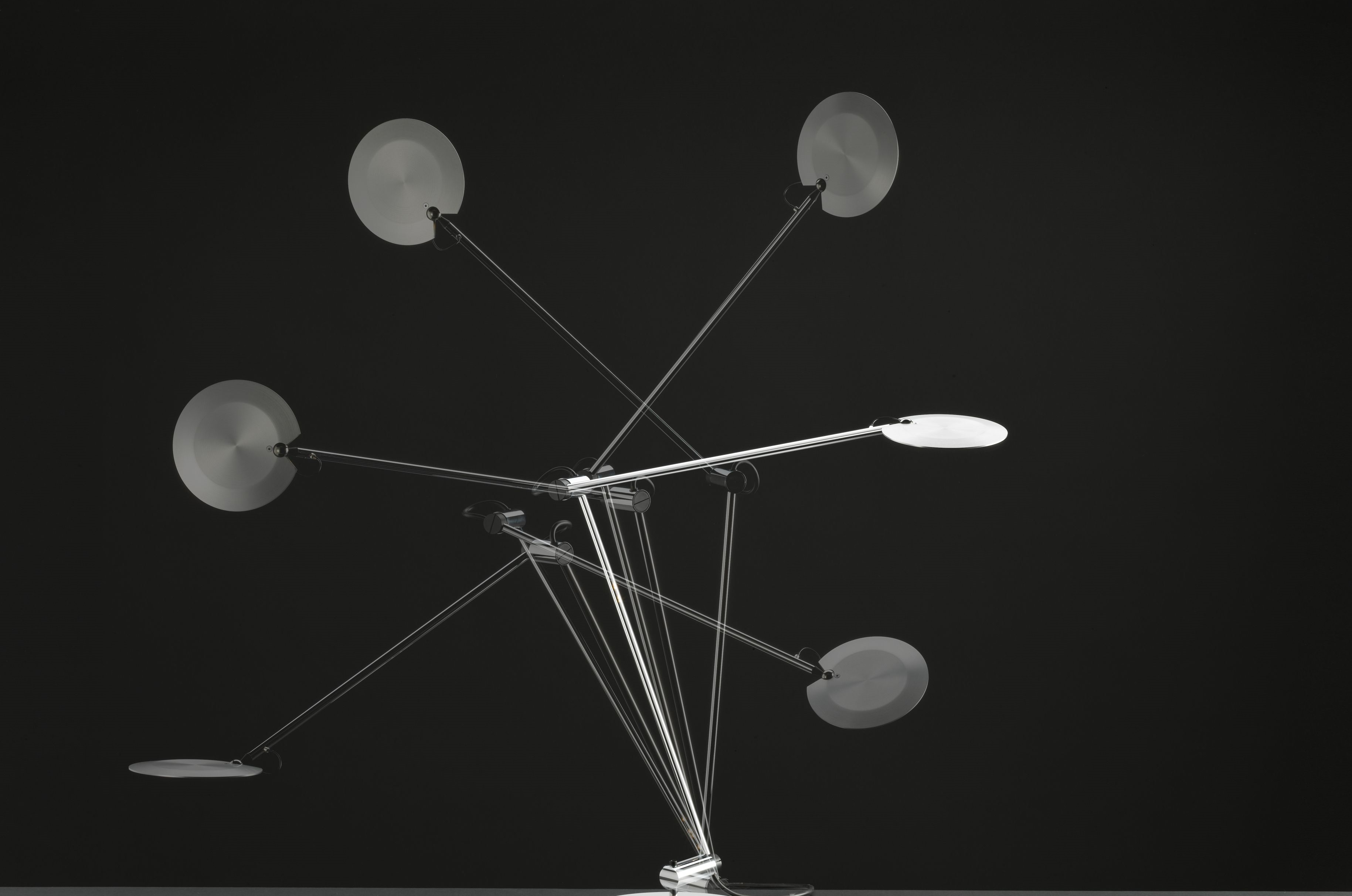 Pina LED Tischleuchte: Moderne Designleuchte mit verstellbaren Armen und runden Reflektoren. Passend zu USM Haller.