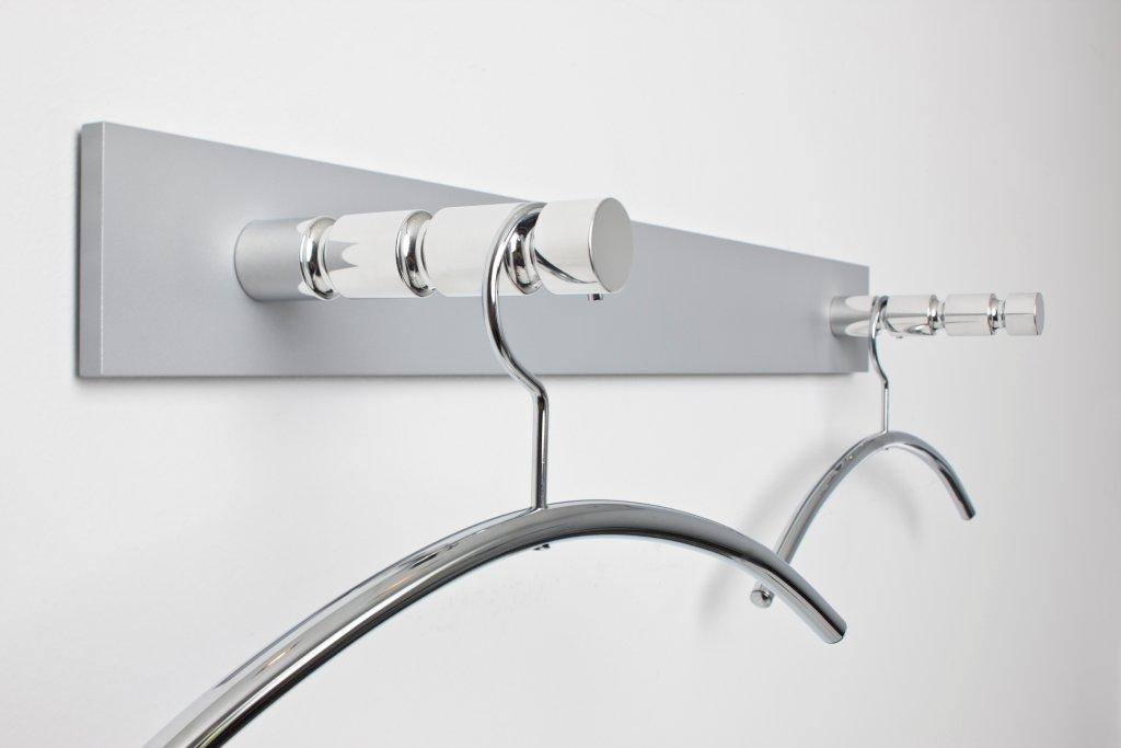 Hangon Wandgarderobe von Cascando mit zwei Kleiderbügeln, silberfarben, moderne Garderobenlösung für Büro und Zuhause.