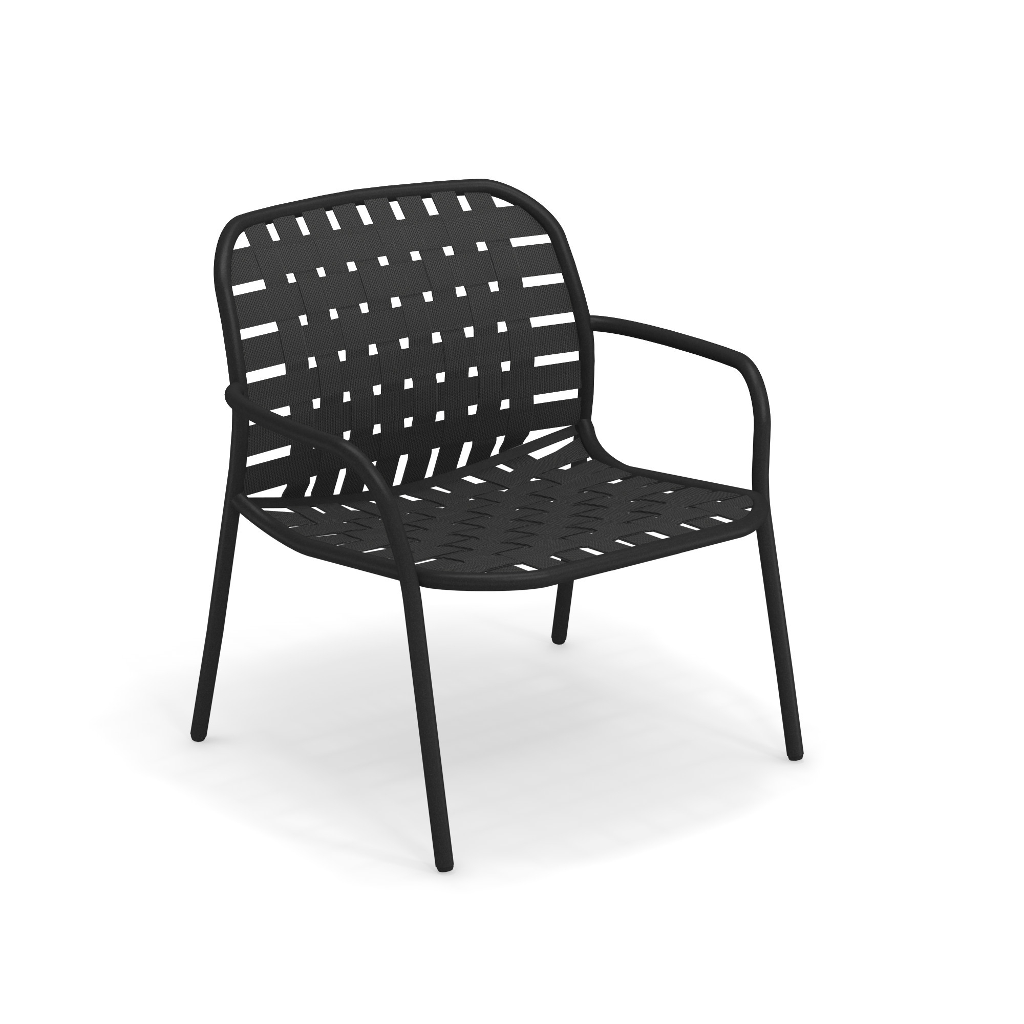 Schwarzer Yard Lounge Chair Sessel von Emu mit Armlehnen und geflochtener Sitzfläche, freigestellt auf weißem Hintergrund.