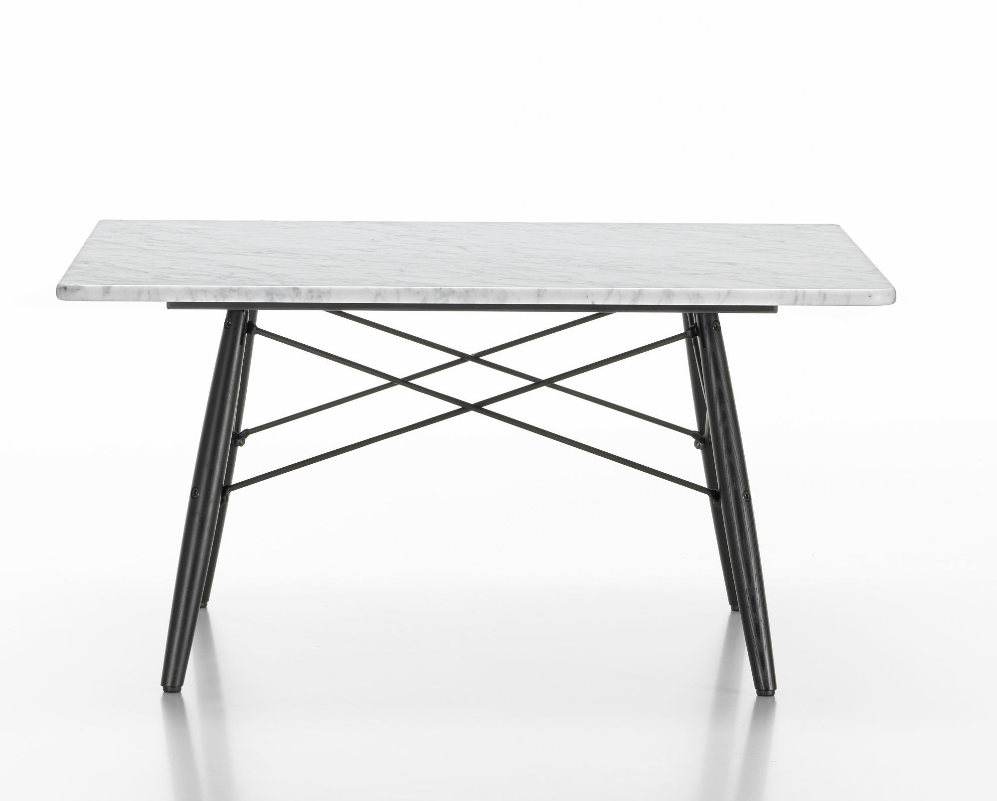 Eames Coffee Table mit quadratischer, weißer Marmorplatte und schwarzem Metallgestell. Designklassiker für Wohnzimmer.