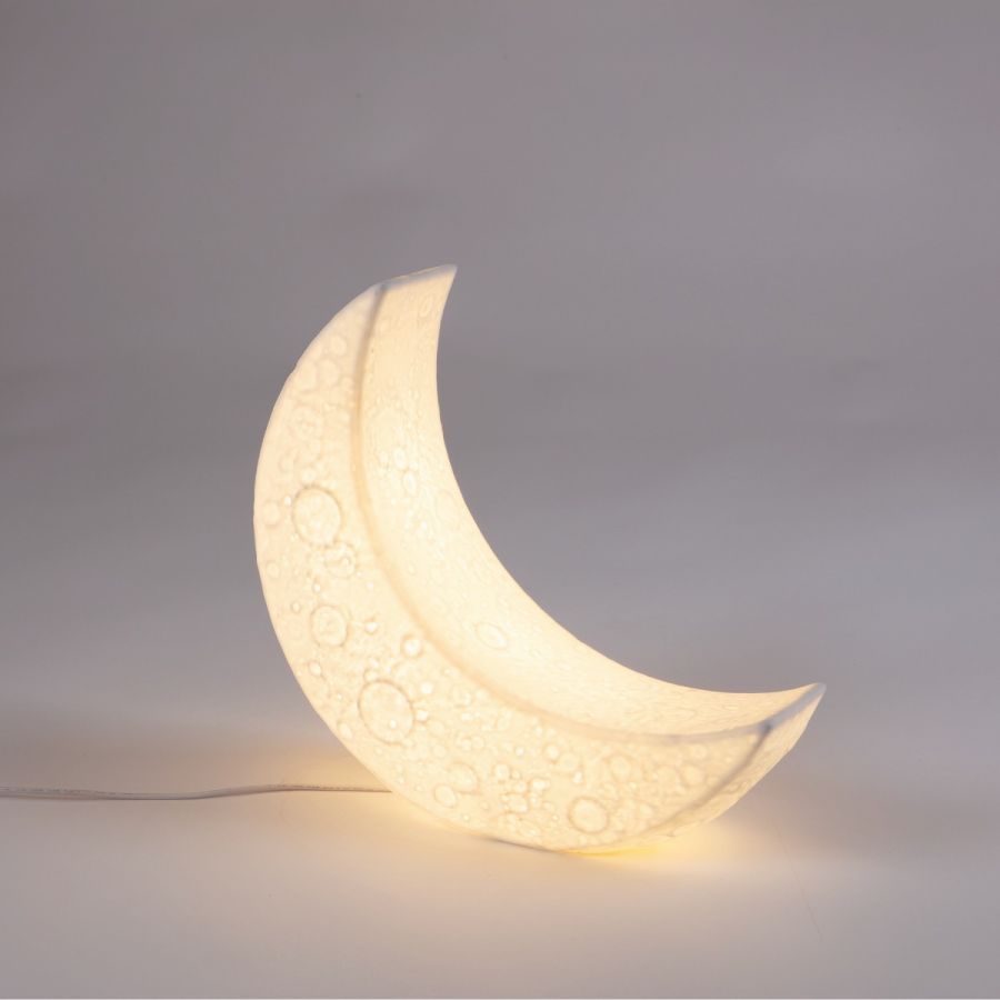 Nahaufnahme der leuchtenden "My Little Moon" Lampe von Seletti, Mond Design, Tischleuchte.