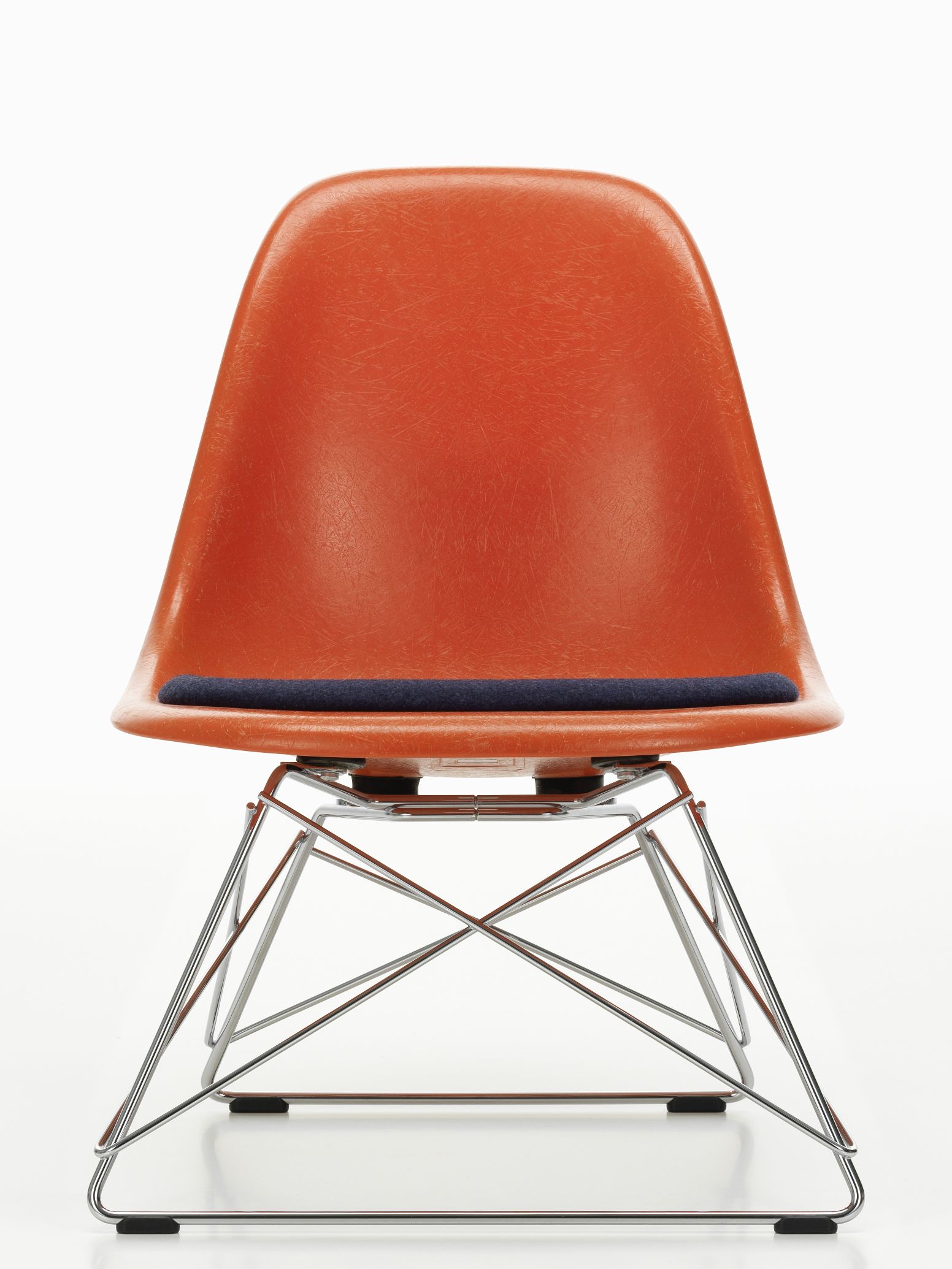 Oranger Eames Side Chair mit Sitzpolster von Vitra, Chromgestell, Frontansicht. Designklassiker für Wohnen und Büro.