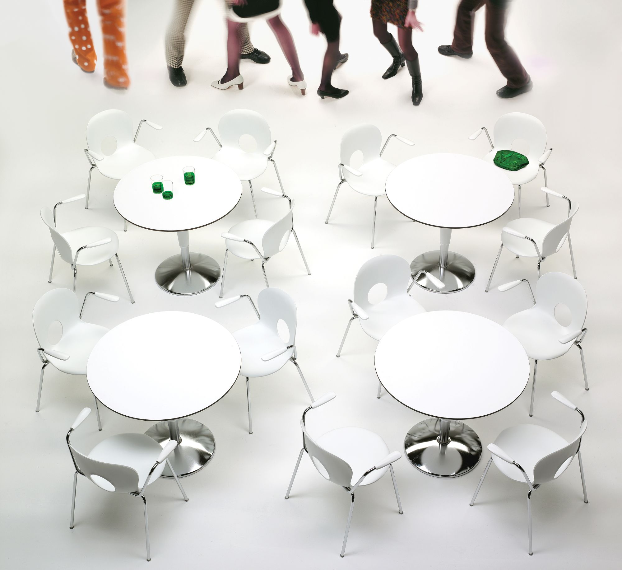 Zanziplano Tisch von Rexite mit weißen Stühlen in einem Besprechungsraum, Vogelperspektive.