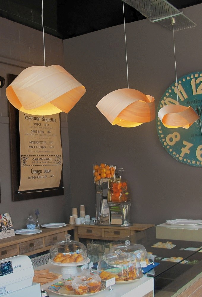 Nut Pendelleuchte von LZF Lamps: Moderne Hängelampe mit orangefarbenem Schirm und schwarzem Kabel.