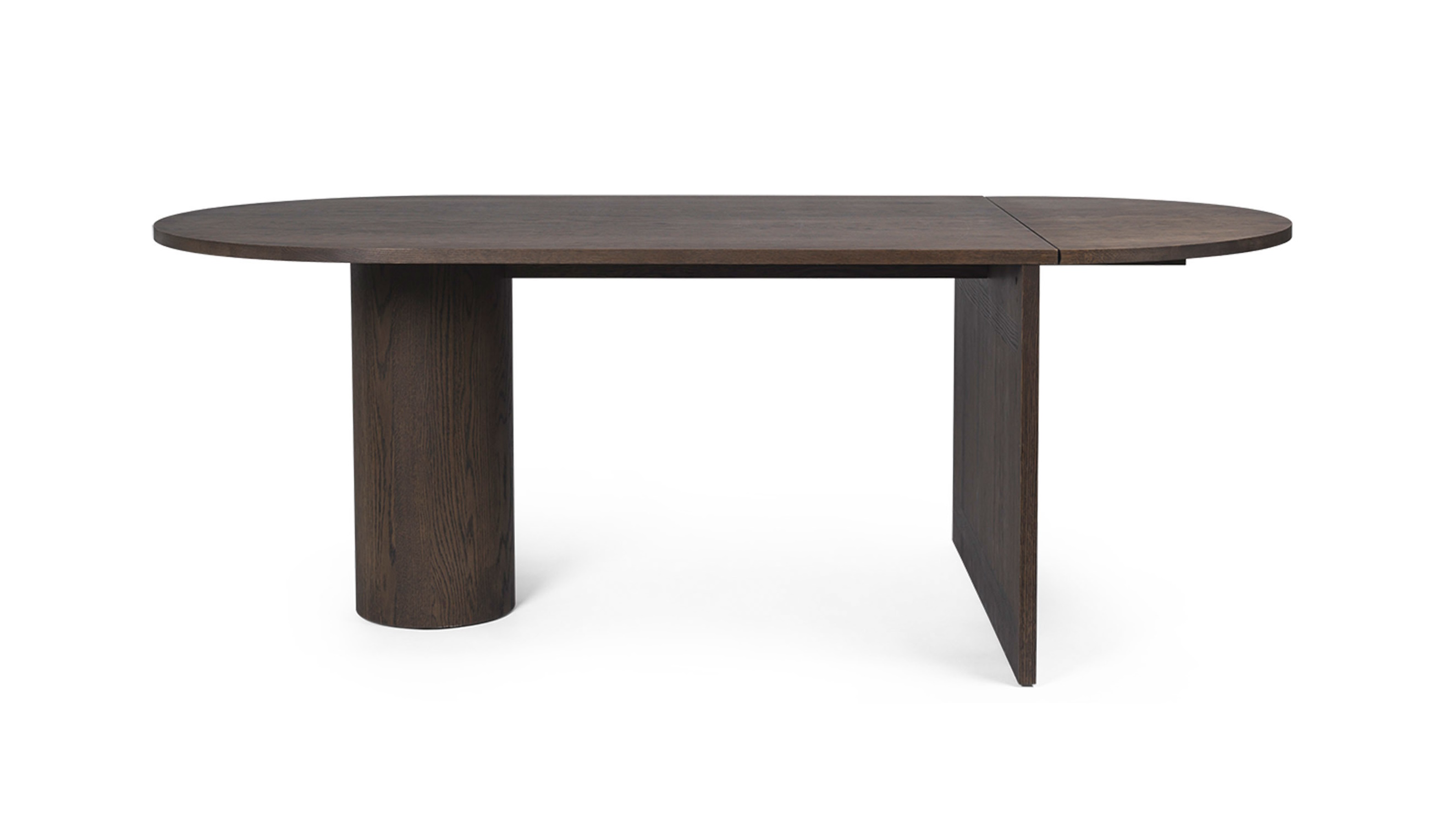 Pylo Esstisch von Ferm Living aus dunkel gebeizter Eiche, moderner ovaler Holztisch für Esszimmer.