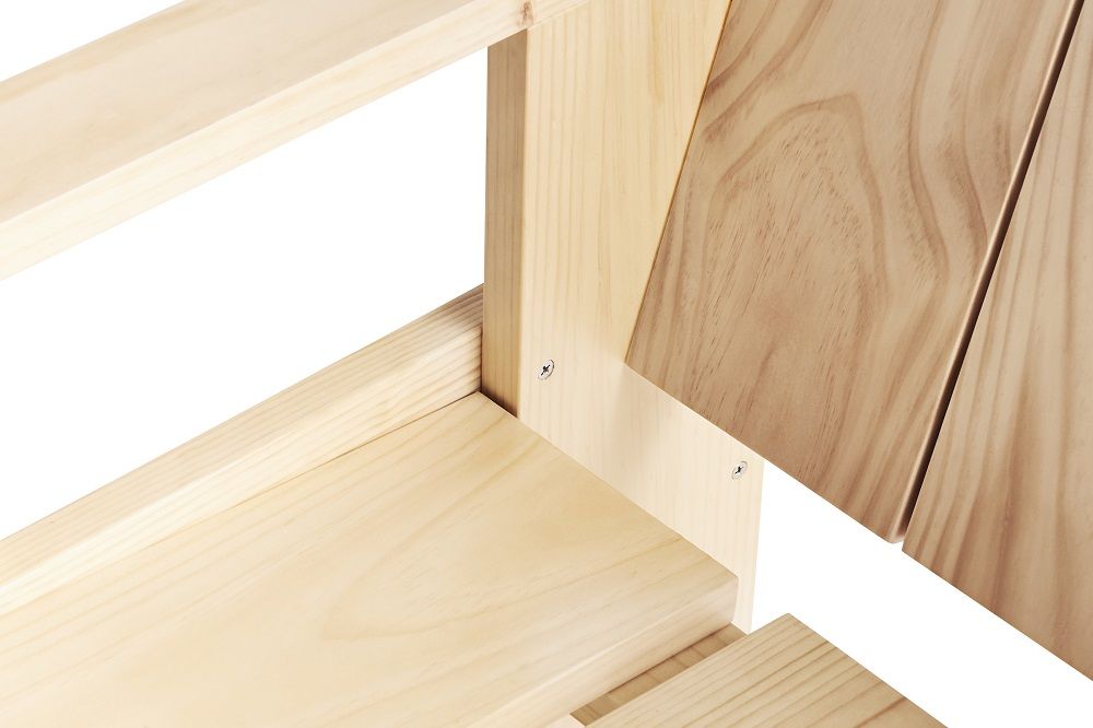 Detailaufnahme des Hay Crate Dining Chair Outdoor Stuhls aus hellem Kiefernholz, Fokus auf Sitzfläche und Rückenlehne.