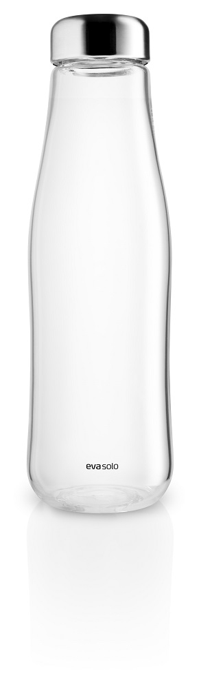Klares Produktbild einer Eva Solo Glaskaraffe mit silberfarbenem Deckel, ideal für Wasser und Saft.