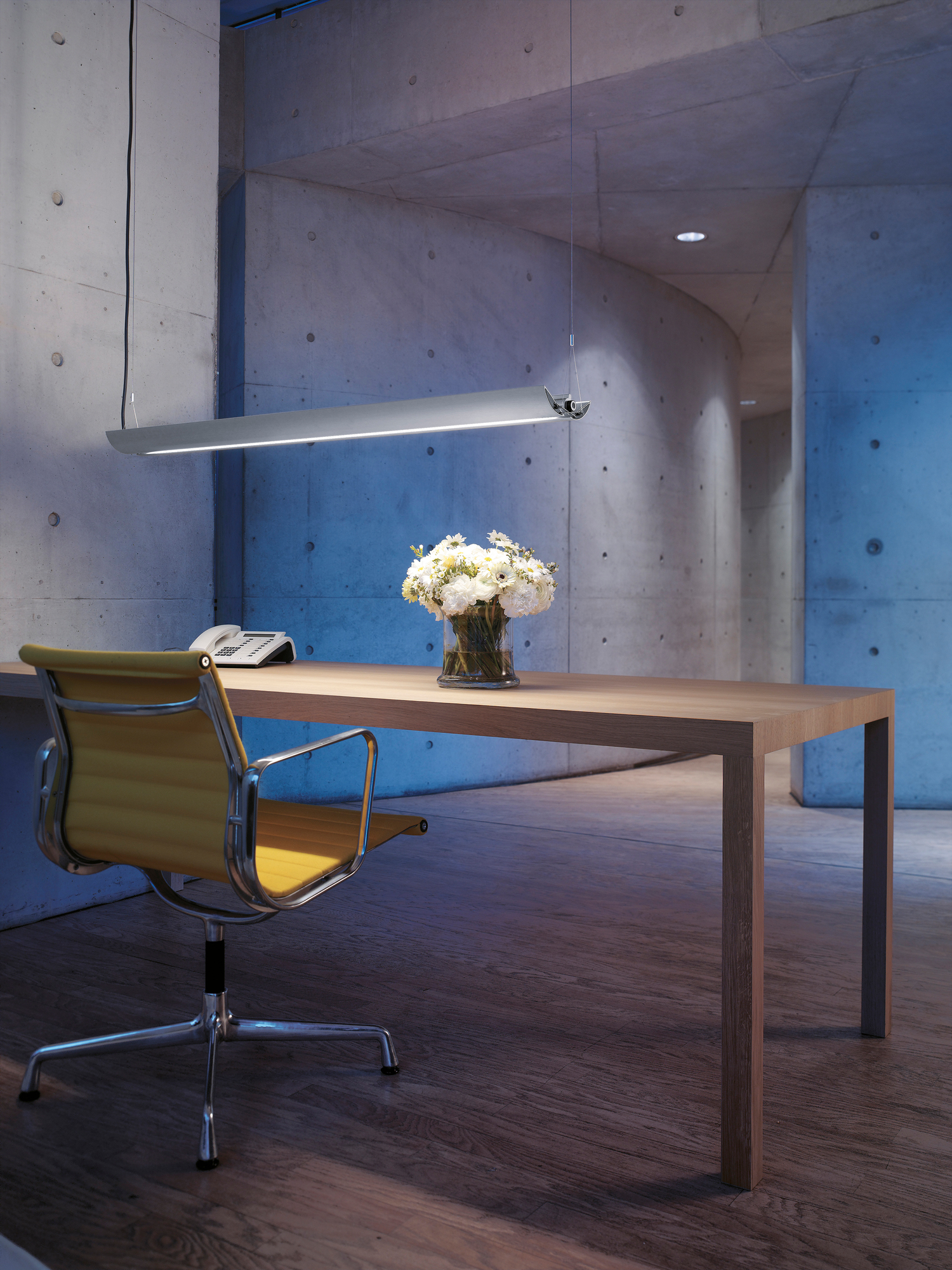 Moderne Büroeinrichtung mit Belux Updown Pendelleuchte aus Aluminium, warmweißes Licht, kabellos dimmbar über Esstisch.