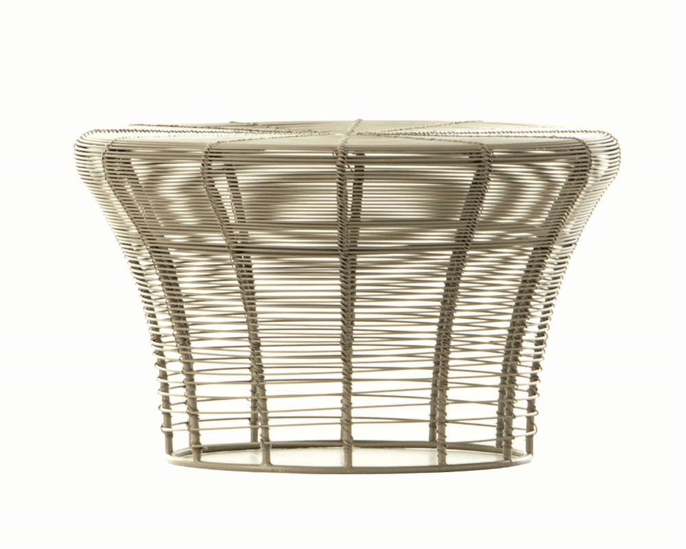 Aram Tisch in Sand: Moderner Beistelltisch aus geflochtenem Metall für Wohnzimmer und Terrasse.