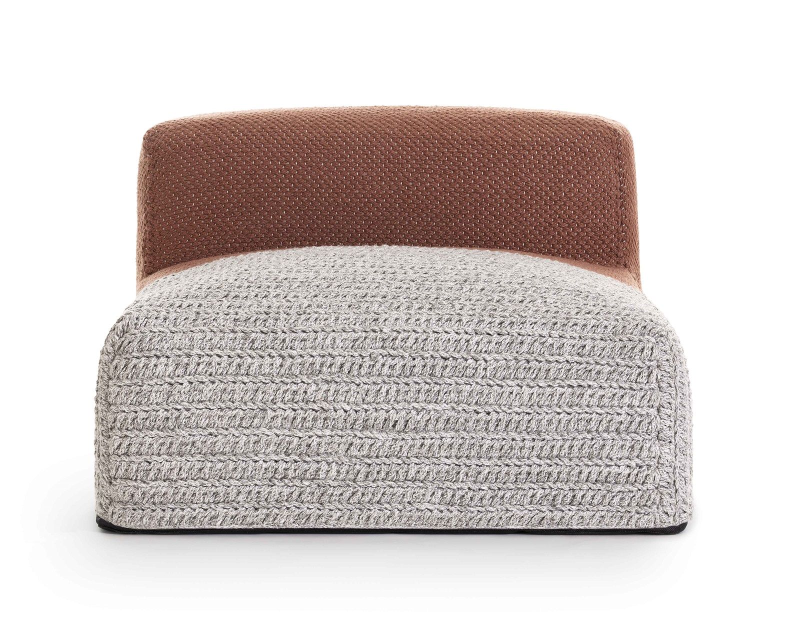 Mangas Outdoor Sessel von Gan, grauer und brauner Outdoor-Sitzmöbel mit Strickmuster.