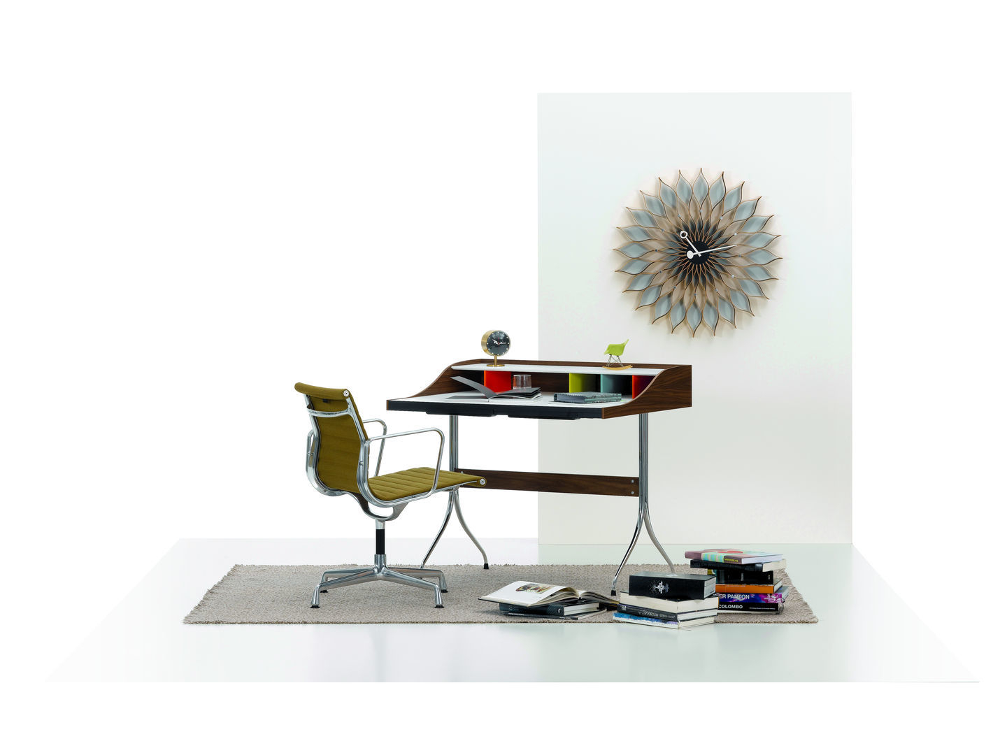 Vitra Sunflower Clock Wanduhr über Schreibtisch und Stuhl, modernes Design für Wohnzimmer und Büro.