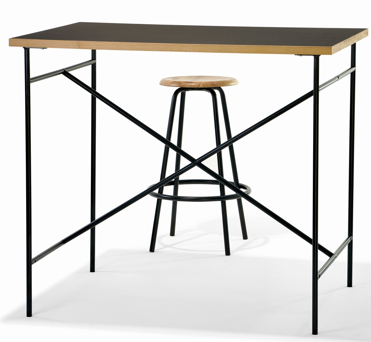 Milla Stehtisch von Richard Lampert (140x80) mit schwarzer Tischplatte und passendem Barhocker.
