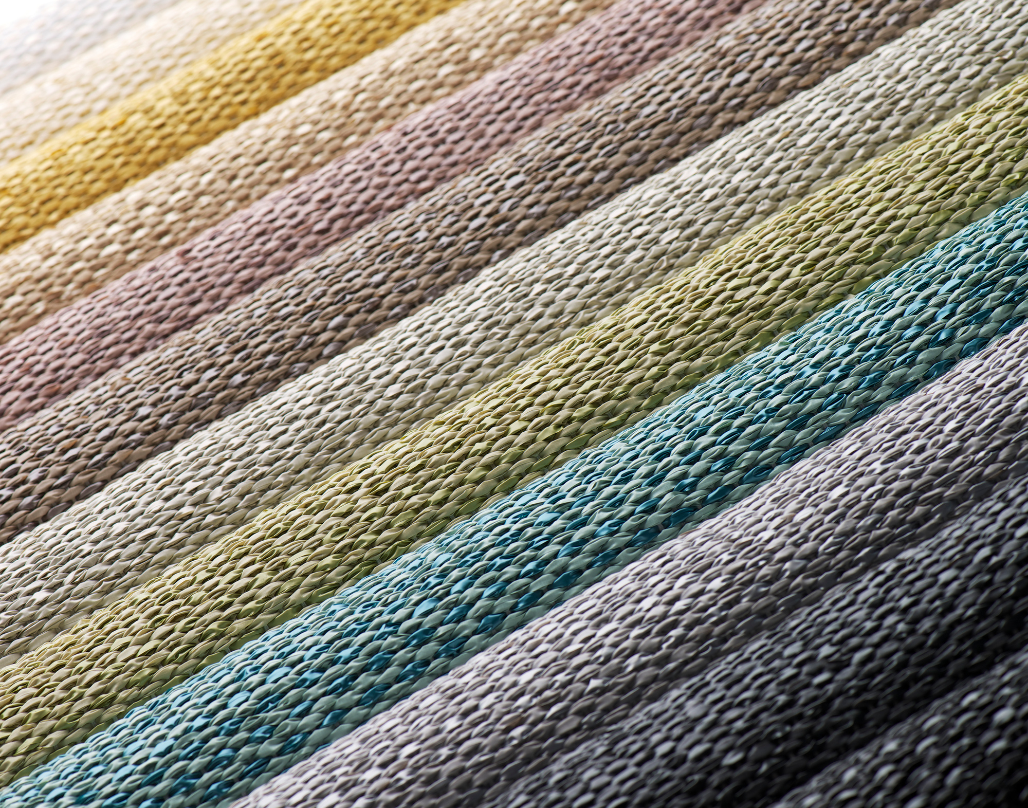 Detailaufnahme verschiedenfarbiger Svea Kunststoffteppiche von Pappelina, Textur und Farbpalette.