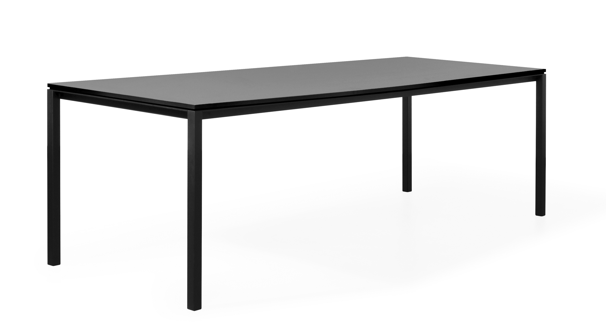 S 600 Tisch von Janua mit geköhlter Eichenplatte und schwarzem Stahlgestell.