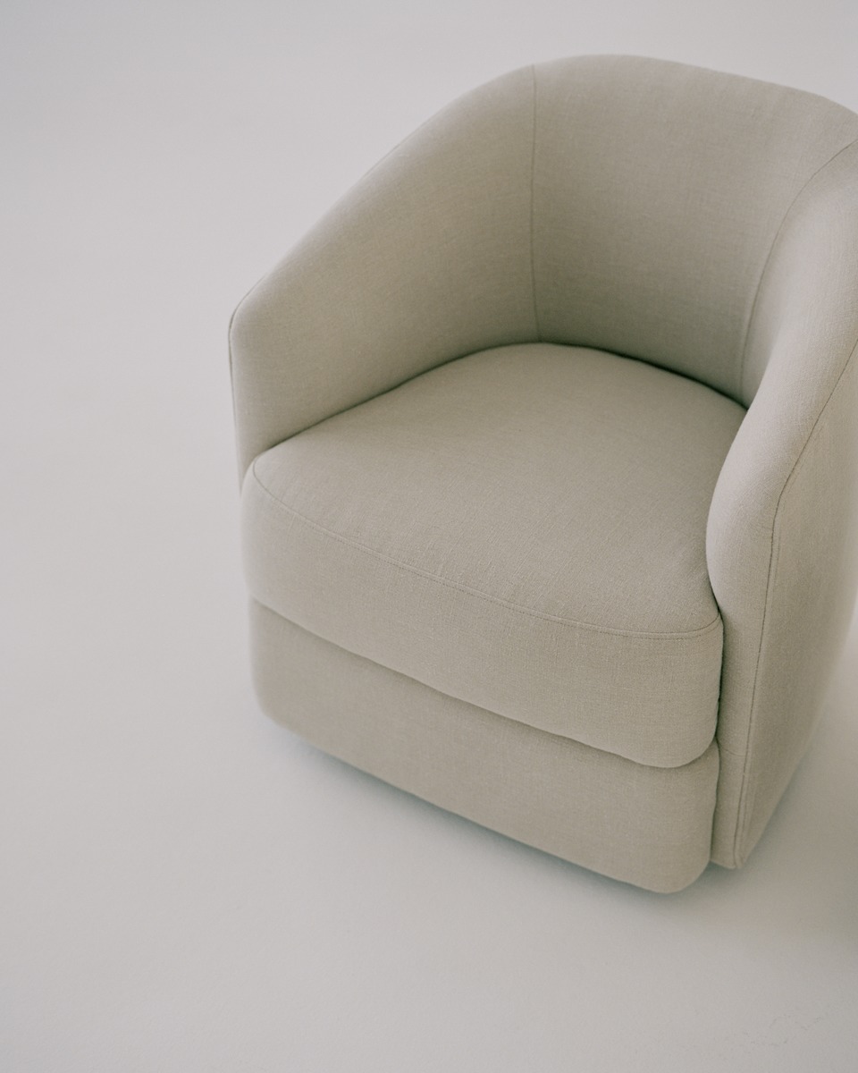 Beiger Covent Lounge Chair Sessel von New Works, bequemer Polstersessel für Wohnzimmer.