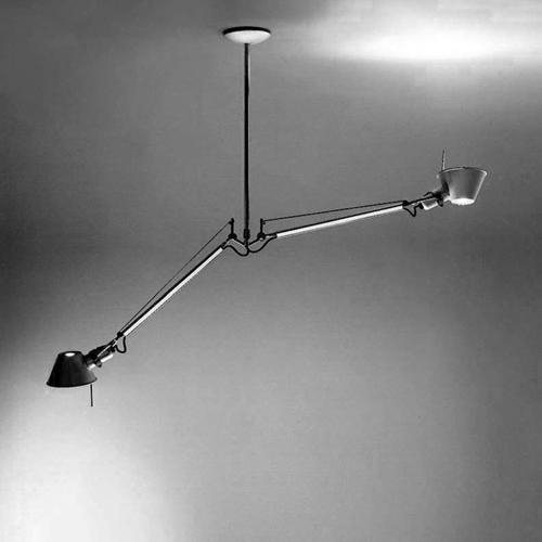 Schwarz-Weiß-Foto der Artemide Tolomeo Sospensione Pendelleuchte mit zwei Armen aus Aluminium, modernes Design für Wohn- und Büroräume.