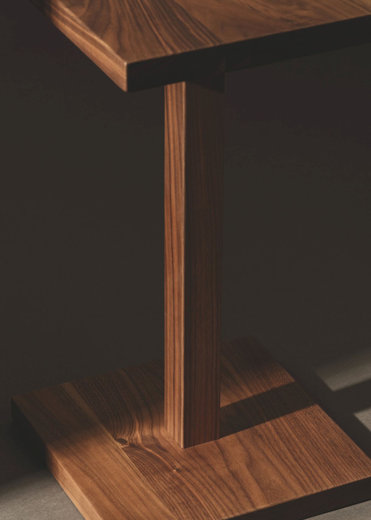 Detailaufnahme des Peana Molina Beistelltisches von Santa & Cole aus edlem Nussbaumholz.