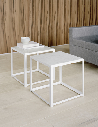 Zwei FK12 Fortyforty Beistelltische von e15, signalweißes Gestell, quadratische Marmorplatte, modernes Wohnzimmer.
