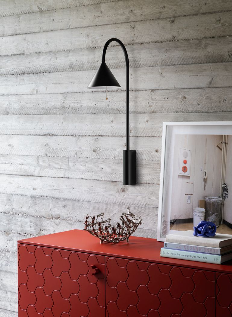 Schwarze Ozz Wandleuchte von Miniforms an einer Betonwand. Moderne Innenbeleuchtung für Wohnzimmer und Schlafzimmer.