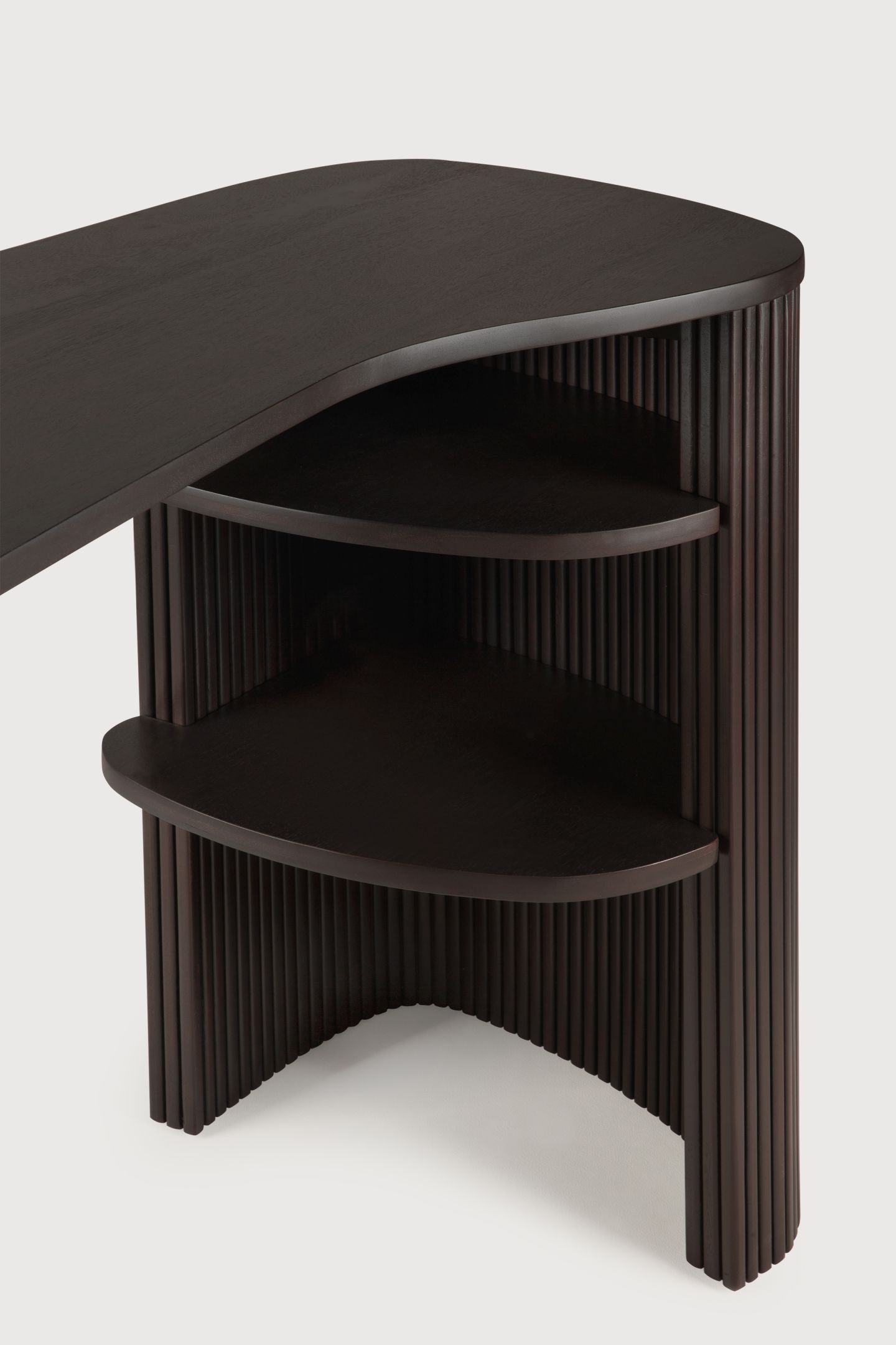 Detailansicht des Ethnicraft Roller Schreibtischs aus dunklem Holz mit Ablagefächern.