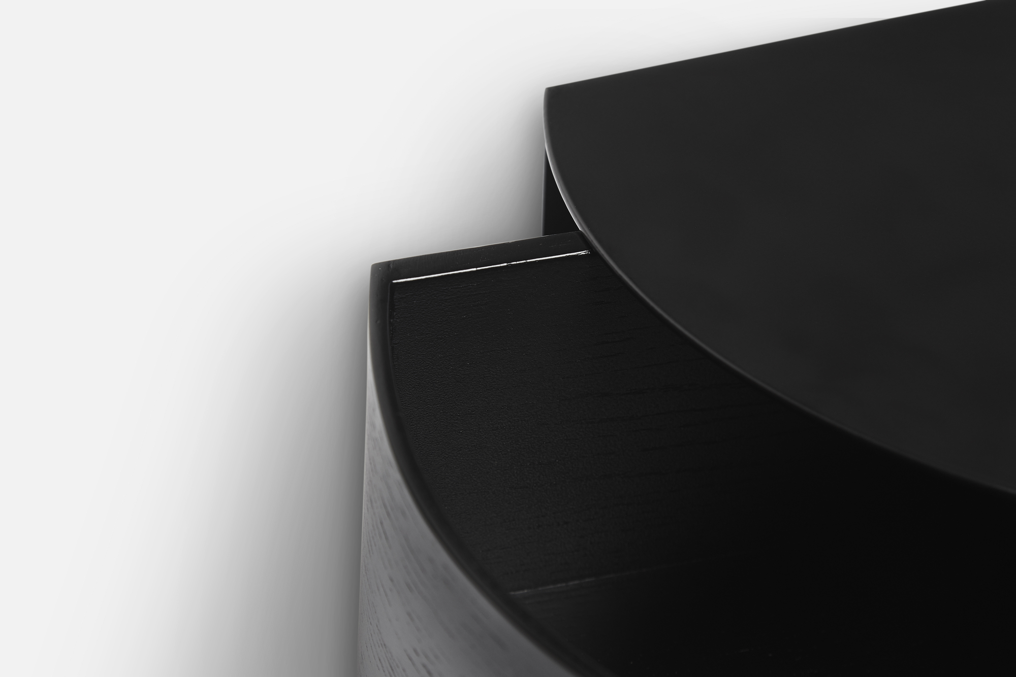 Detailaufnahme des Wallie Wandschubladen Regals von Woud in Schwarz, modernes Design für stilvolle Wandaufbewahrung.